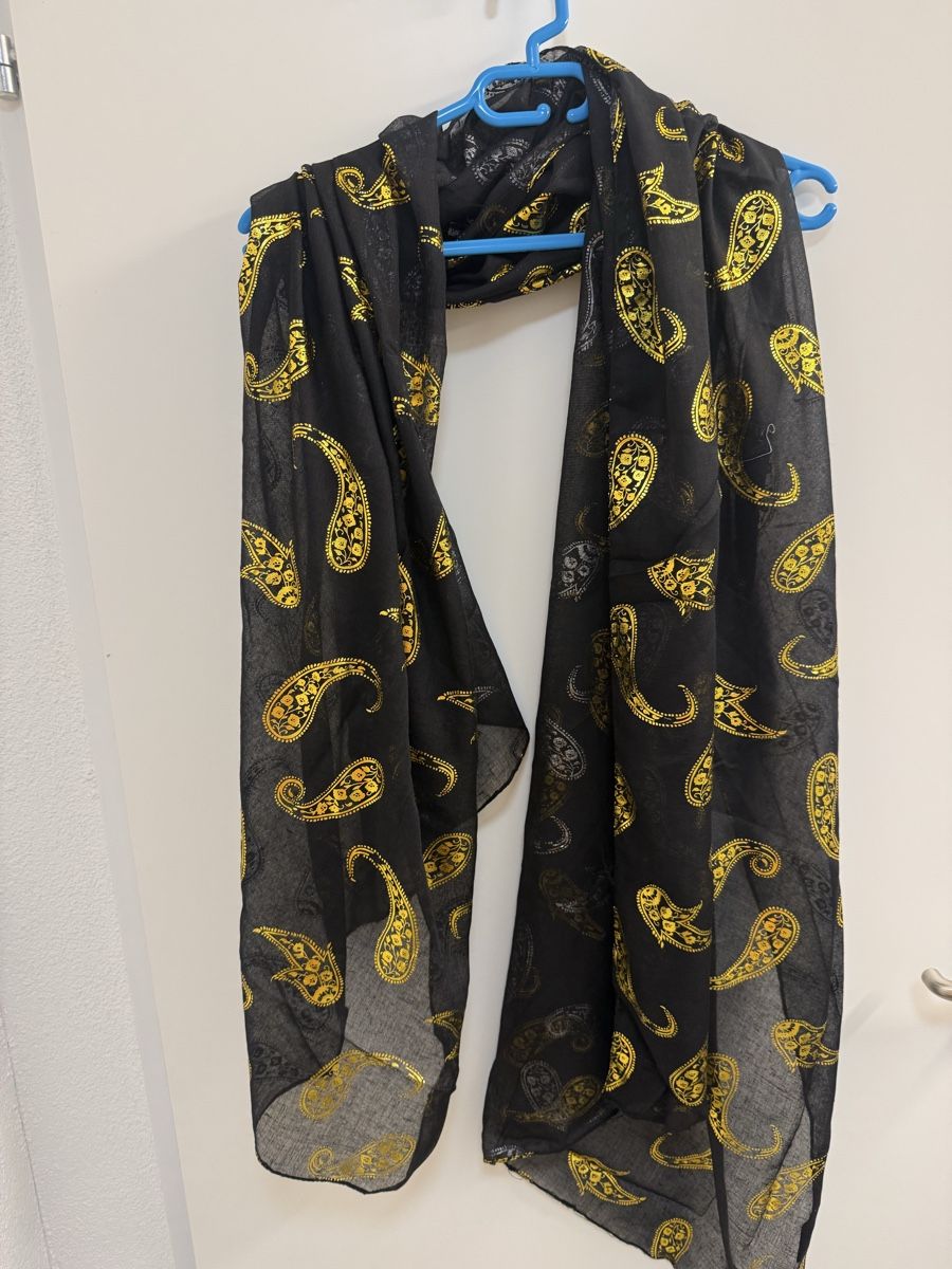 Foulard & Sciarpe: Schwarzer Schal mit goldenem Muster, ideales Accessoire! – Nuovo e nell'imballaggio originale da Winkel venduto da zucchetti 1
