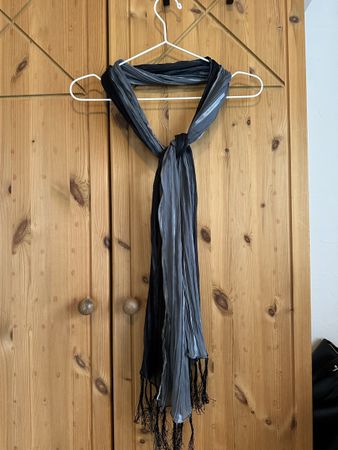 Schöner, leichter Schal in schwarz-grau mit Fransen