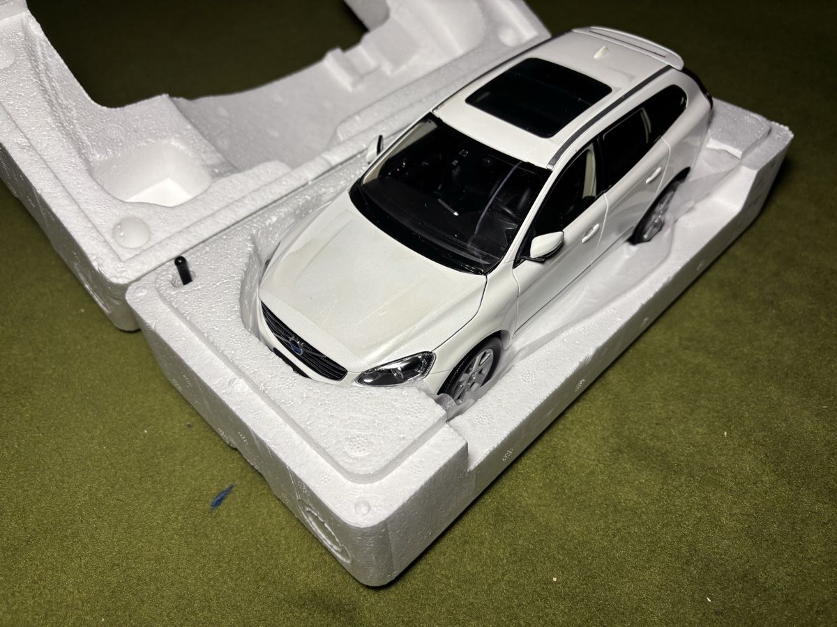 Volvo Modellini d'auto: Volvo XC60 Modellauto 1:18 – Nuovo e nell'imballaggio originale da Aeschi SO venduto da norrsken 3