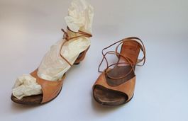 extravagante und bequeme Holz-Leder-Sandalen
