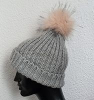Wintermütze mit Bommel in Grau Rosa guter Zustand