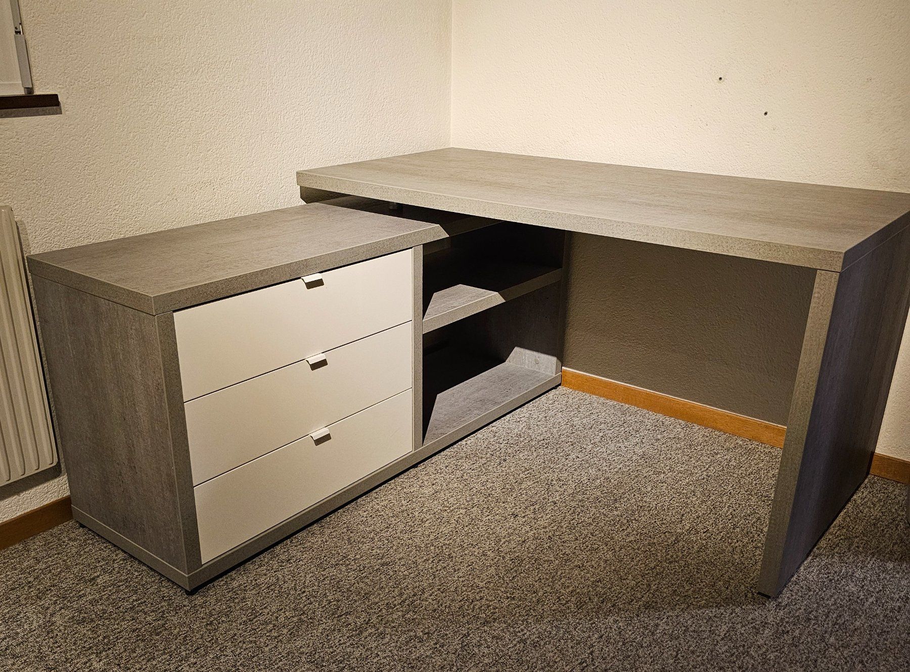 Scrivanie: Moderner Eck-Bürotisch mit Schubladen, Top Zustand! – Usato da Trubschachen venduto da zimmerman