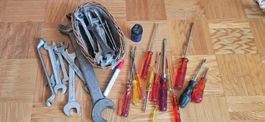Diverse Schraubenschlüssel und Schraubenzieher Lot