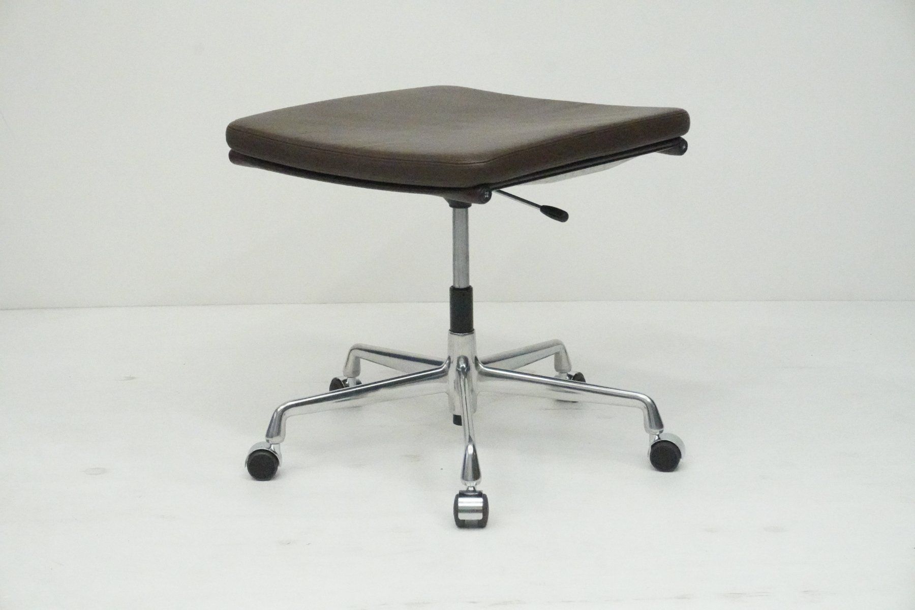 Vitra Hocker: Vitra Hocker auf Rollen EA223 Leder braun – Gebraucht aus Bad Zurzach von QLASSIQ 2