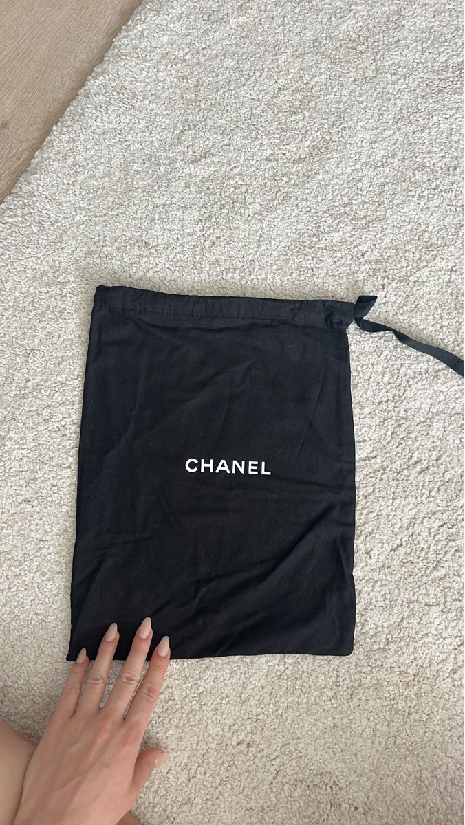 Chanel Sacs femmes: Chanel Dust Bag Black  – Neuf avec emballage d'origine à Richterswil par L.Staudenmann