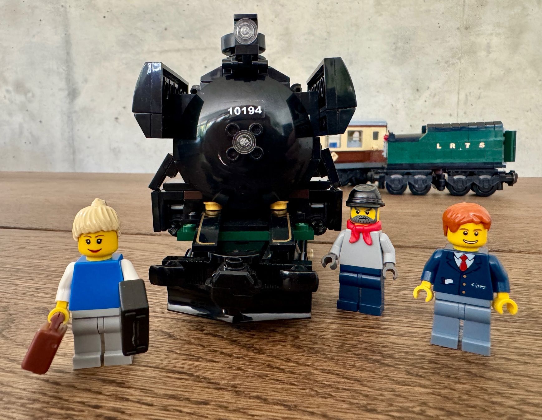 Lego Kit di costruzioni: LEGO Creator Expert 10194, Emerald Night – Usato da Riehen venduto da will_stubbings 3