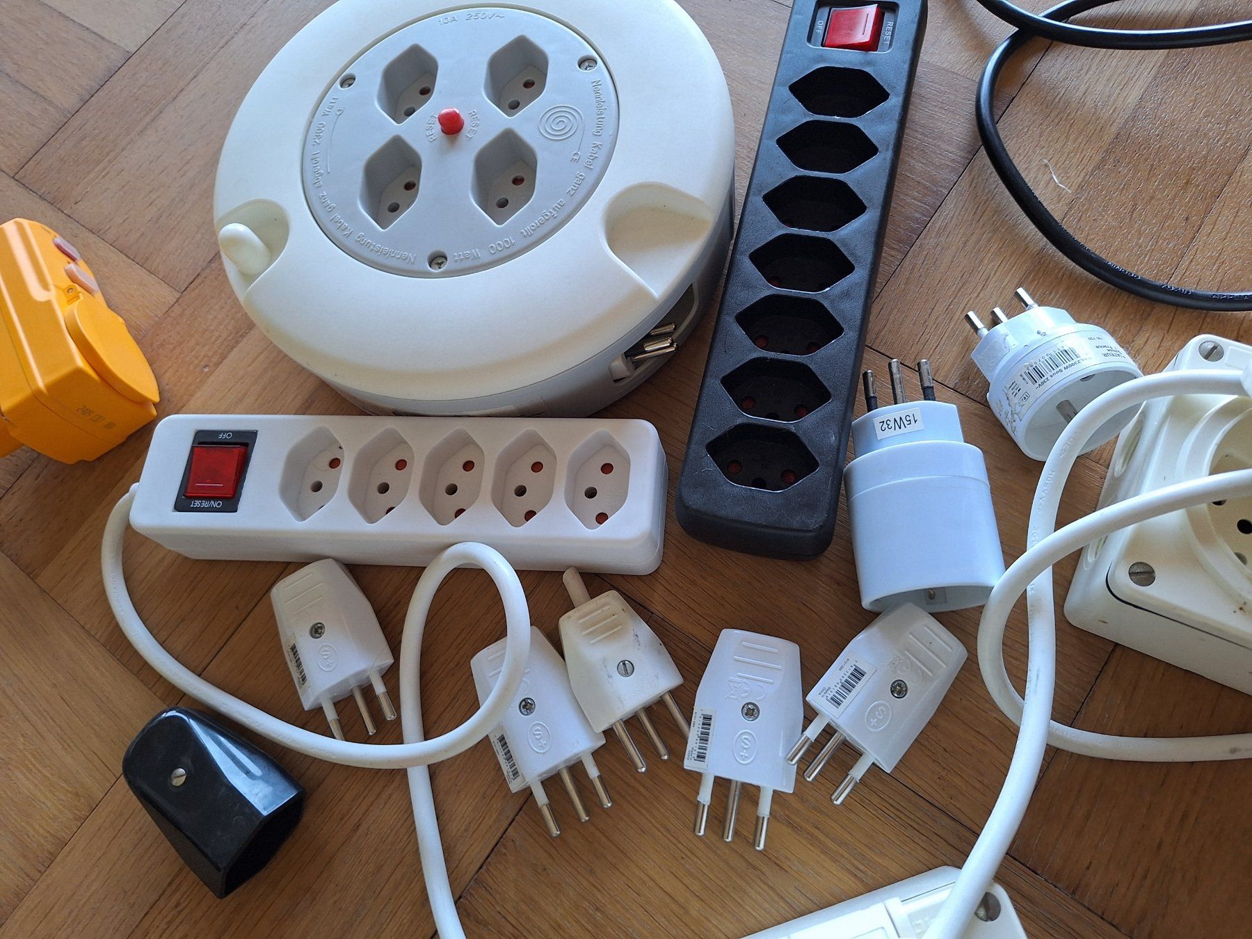Stecker: Lot de prises suisse – Gebraucht aus Chêne-Bougeries von xchrysalide 2