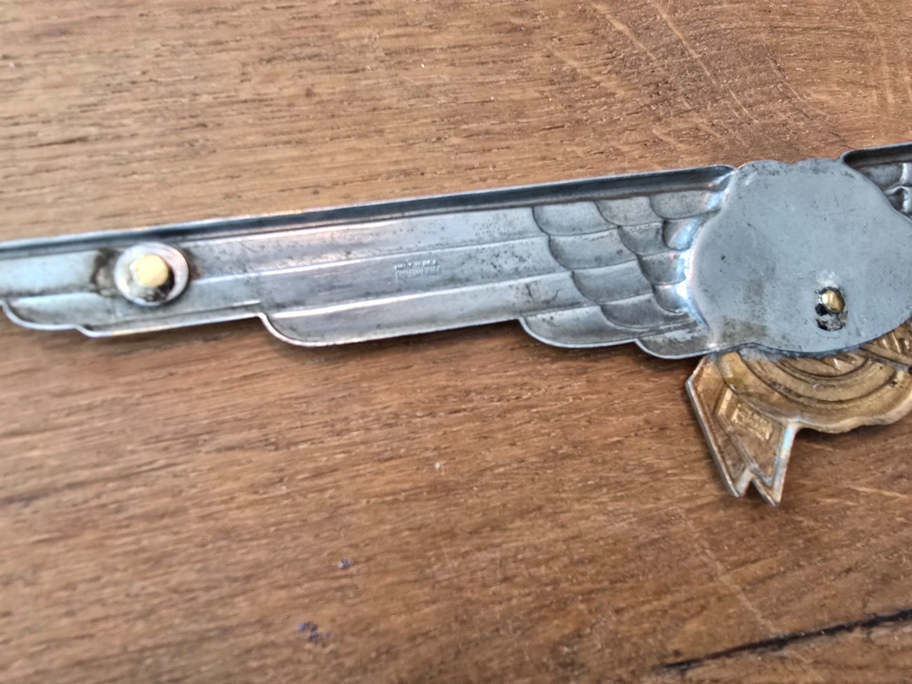 Chrysler Tutti pezzi di ricambio auto: Chrysler Oldtimer Emblem – Usato da Hüntwangen venduto da Scarciglias-Antiques 3