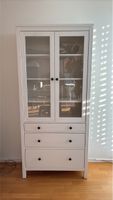 Weisser Schrank mit Glastüren und Schubladen