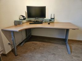 Schreibtisch mit Bildschirmaufsatz und Beistellkorpus