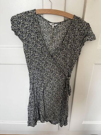 Kurzes Sommerkleid mit Blumendesign von mbyM, XS, Blau