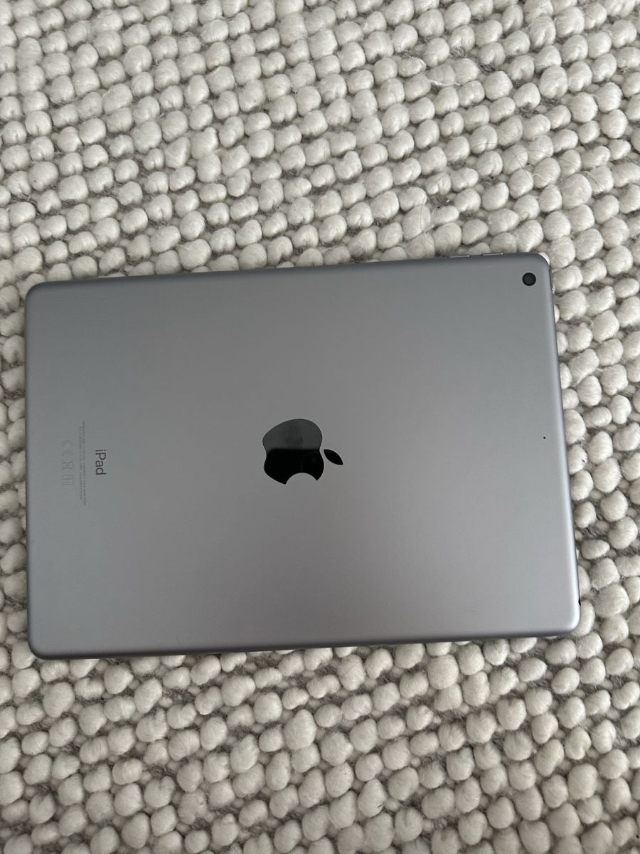 Apple Tablet PC: Apple iPad (generation 6)Silber guter Zustand – Usato da Wabern venduto da submersible 1