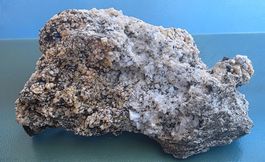 Mineralien: Hämatit, Rutil, Adular auf typischem Paragneis