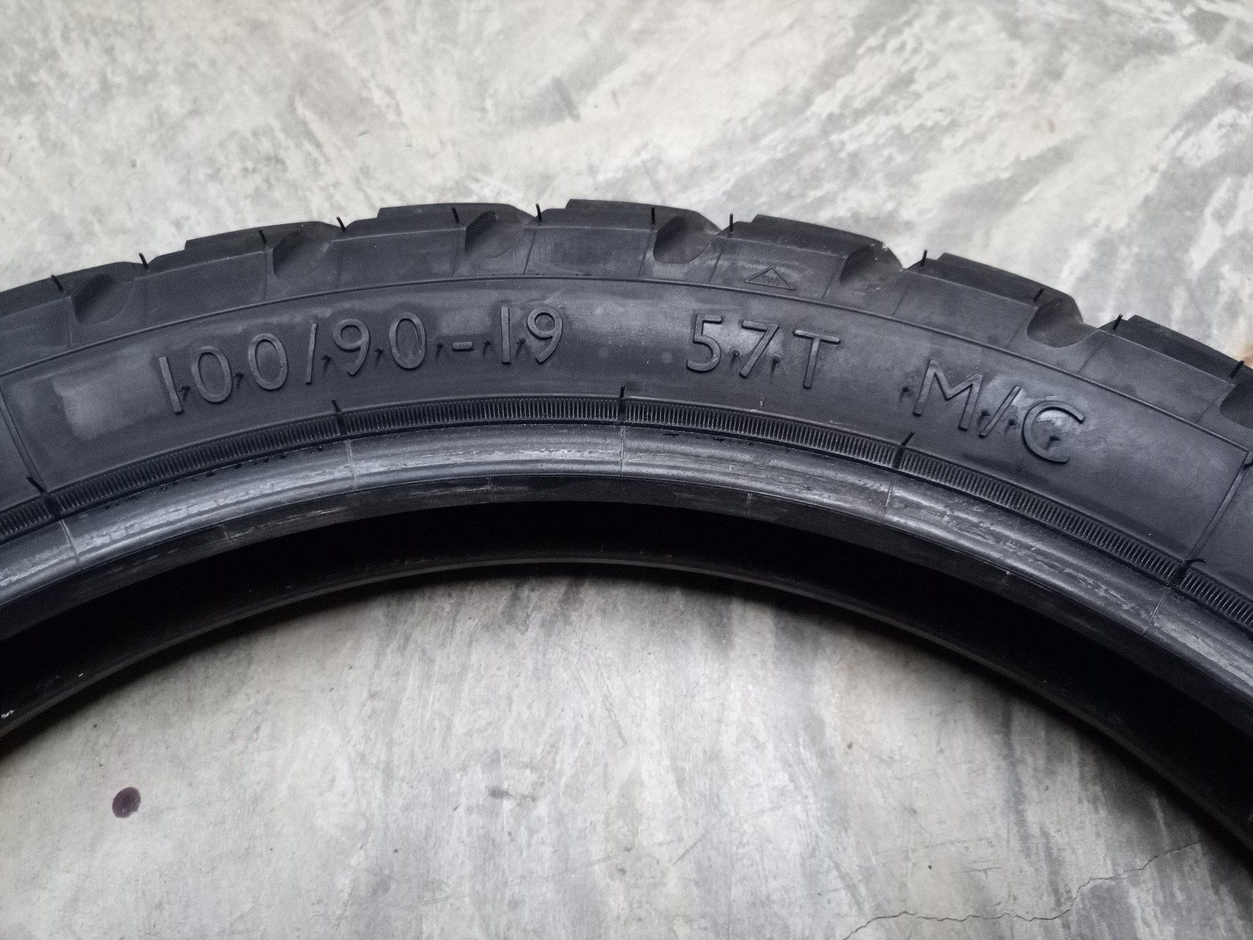 Harley-Davidson Pneumatici & Ruote complete: BATES BAJA Harley Reifen V/H – Usato da Diessenhofen venduto da Sesqui 1