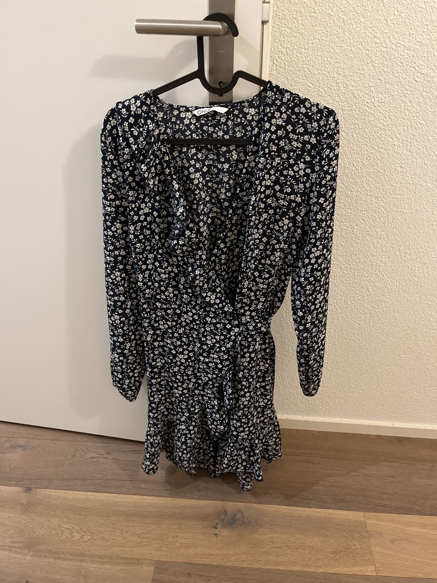 Only Vestiti: ONLY Wickelkleid Blumenmuster Gr. 36 – Usato da Richterswil venduto da ste_yzq7