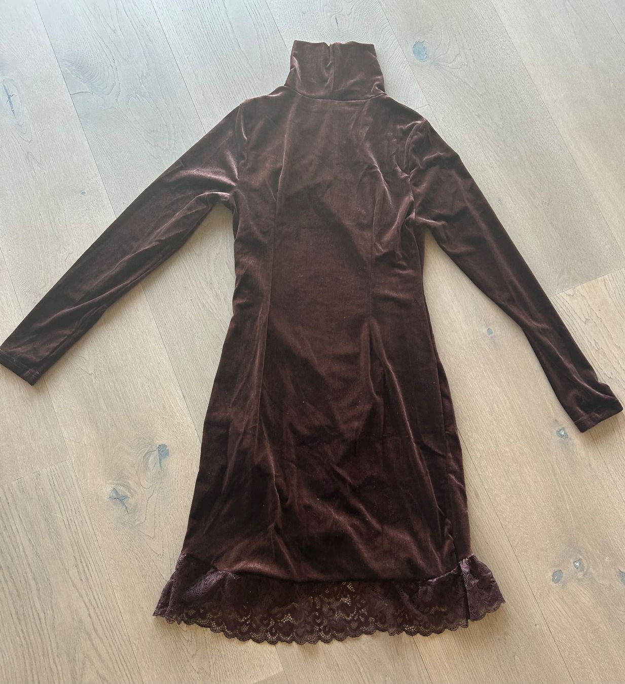 Vestiti: Elegantes Samt-Turtleneck-Minikleid mit Spitzenabschluss – Nuovo (secondo la descrizione) da Kilchberg ZH venduto da Anie. 2