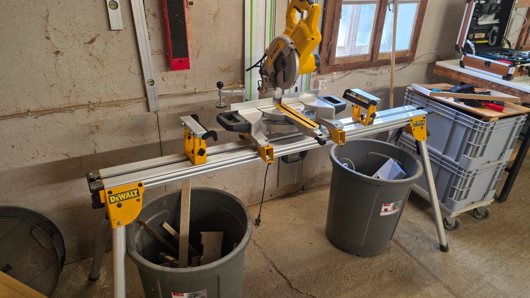 Dewalt Seghe: Dewalt Kappsäge mit Untergestell – Usato da Ruswil venduto da cri_xm6w