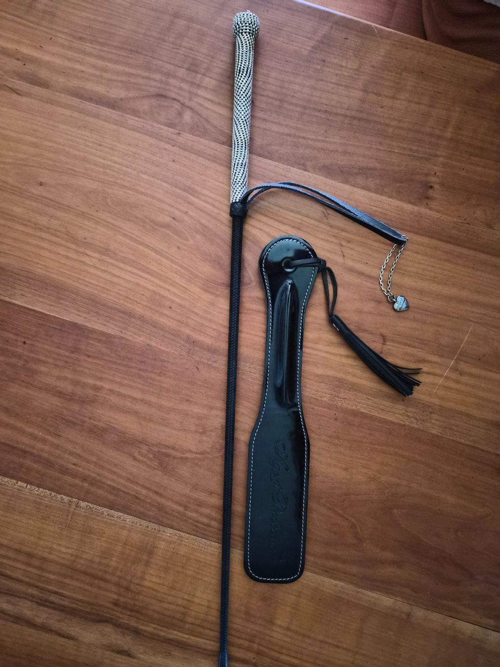 Autres accessoires pour animaux: Lederpeitsche und Paddle von Agent Provocateur, Set – D'occasion à Zürich par Ant72 2