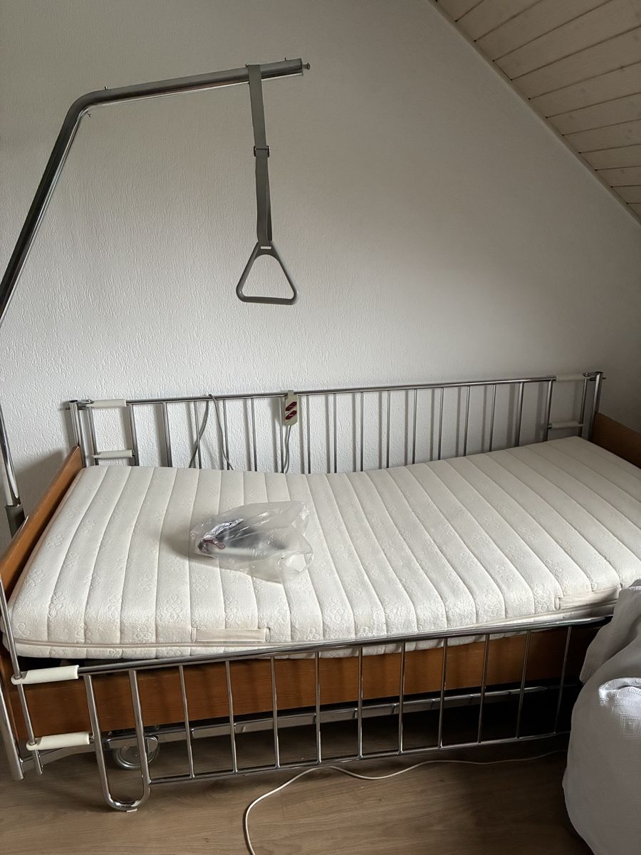 Letti: Lit électrique réglable avec matelas et potence – Usato da Porrentruy venduto da caba59