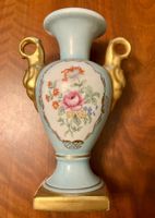 Vase Limoges ancien. Anses cygne. Fleurs, signé HV. h18cm