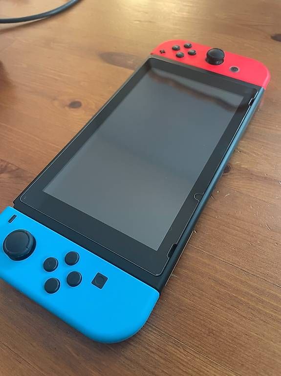 Nintendo Consoles: Nintendo Switch OG + custodia + vetro + grip + gioco – D'occasion à Zürich par DavideBarberi 1