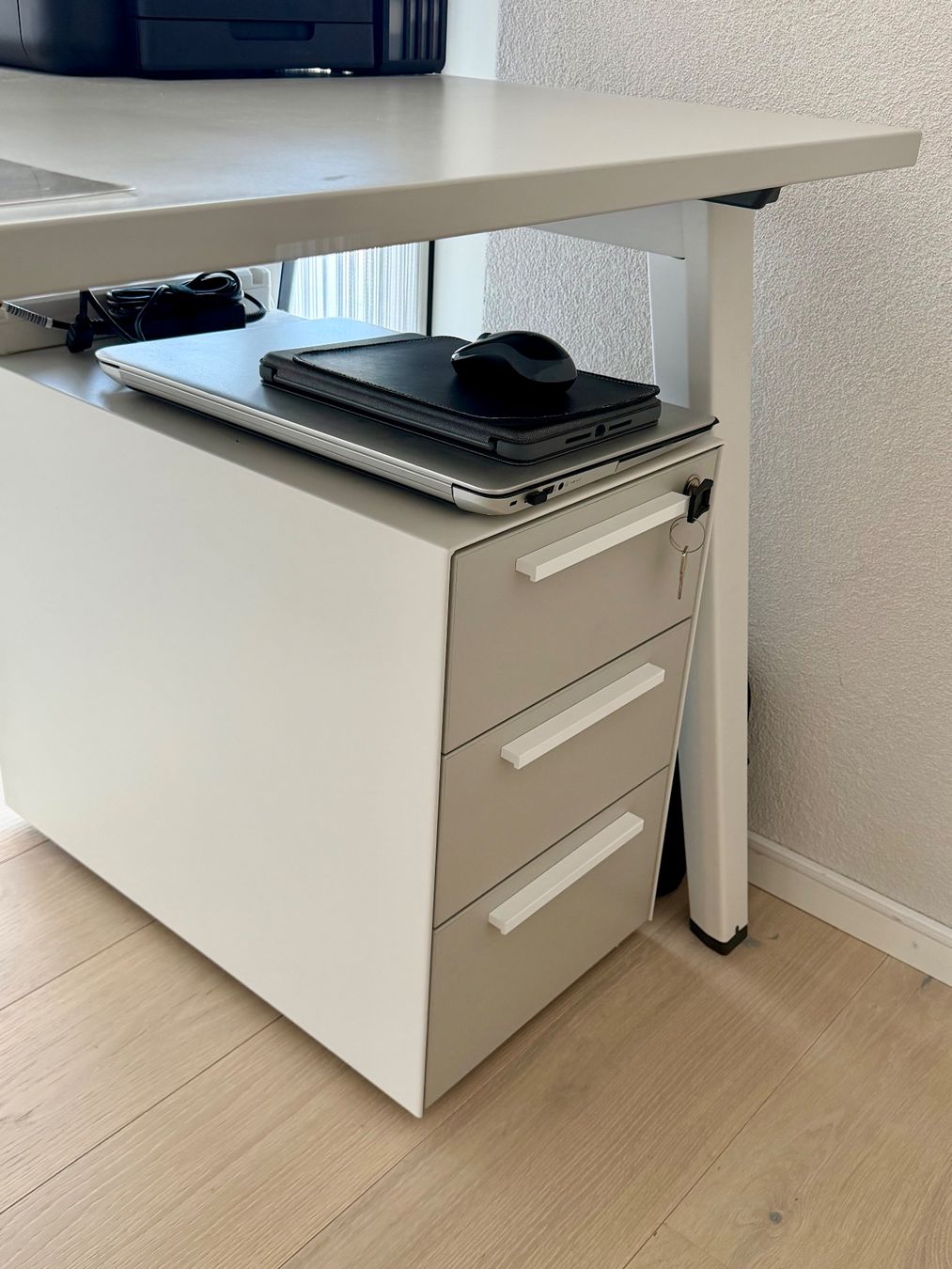 Steelcase Scrivanie: Bureau STEELCASE avec corps de bureau. – Usato da Neyruz FR venduto da Patricia.G. 2