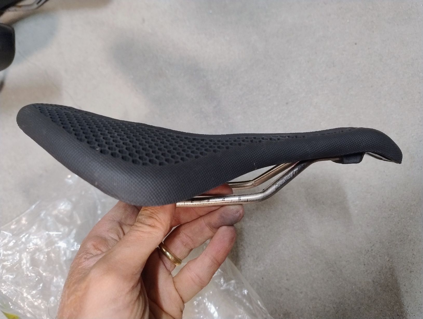 Ersatzteile: Neuer Fahrradsattel, Wabenstruktur – Neu und originalverpackt aus Zürich von emr_9xfx