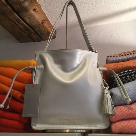 Lara Lauren Banu Bucket Bag mit Quaste, Leder silberfarben