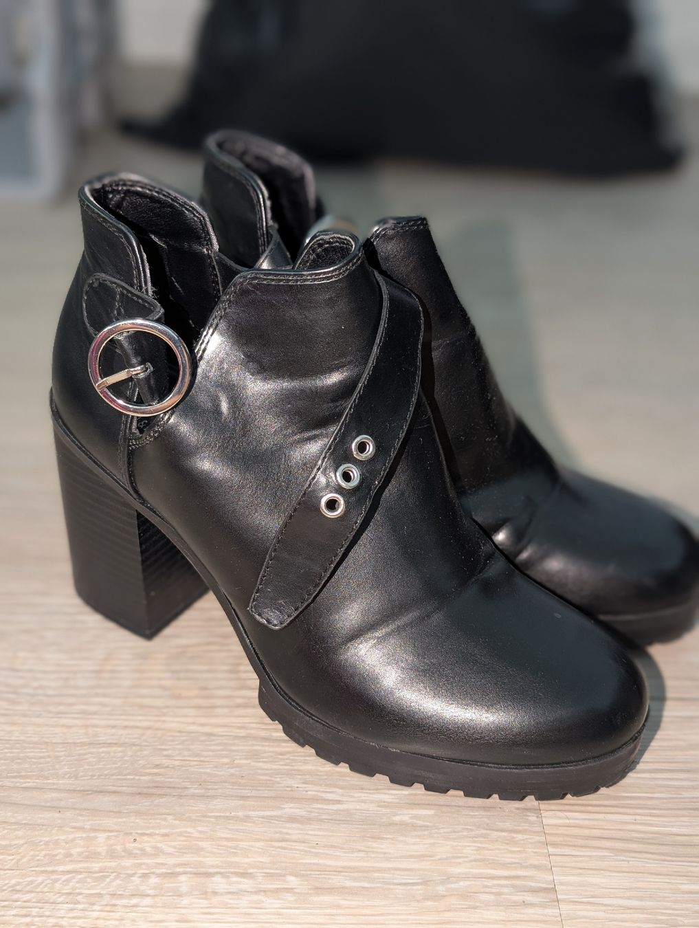 Scarpe da donna: Stiefeletten PULL&BEAR Schwarz mit Schnalle Grösse 37 – Usato da Münsingen venduto da ale_md2s