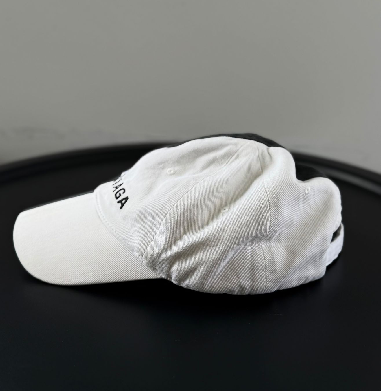 Balenciaga Copricapi, berretti & cappellini: Balenciaga 50/50 Cap mit Piercing – Nuovo e nell'imballaggio originale da Kilchberg ZH venduto da LuxuryVault 5