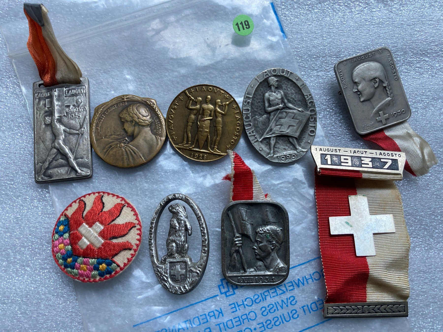 Placchette & Badge: 8 Bundesfeier Abzeichen 1925 bis 1937 gebraucht – Usato da Horgen venduto da Goros
