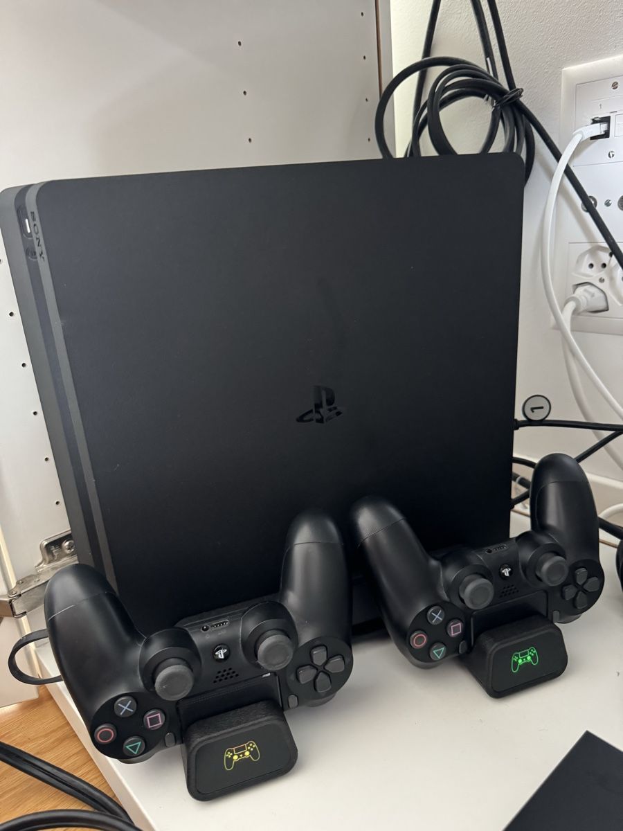 Sony Console: PlayStation 4 Slim 1TB Complete VR Bundle | 2 DualShock | 4  – Usato da Zürich venduto da Keller110 1