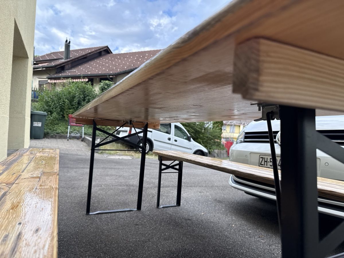 Set di tavolo e panche: Festbankgarnitur 70cm breit – Usato da Effretikon venduto da ahus 4