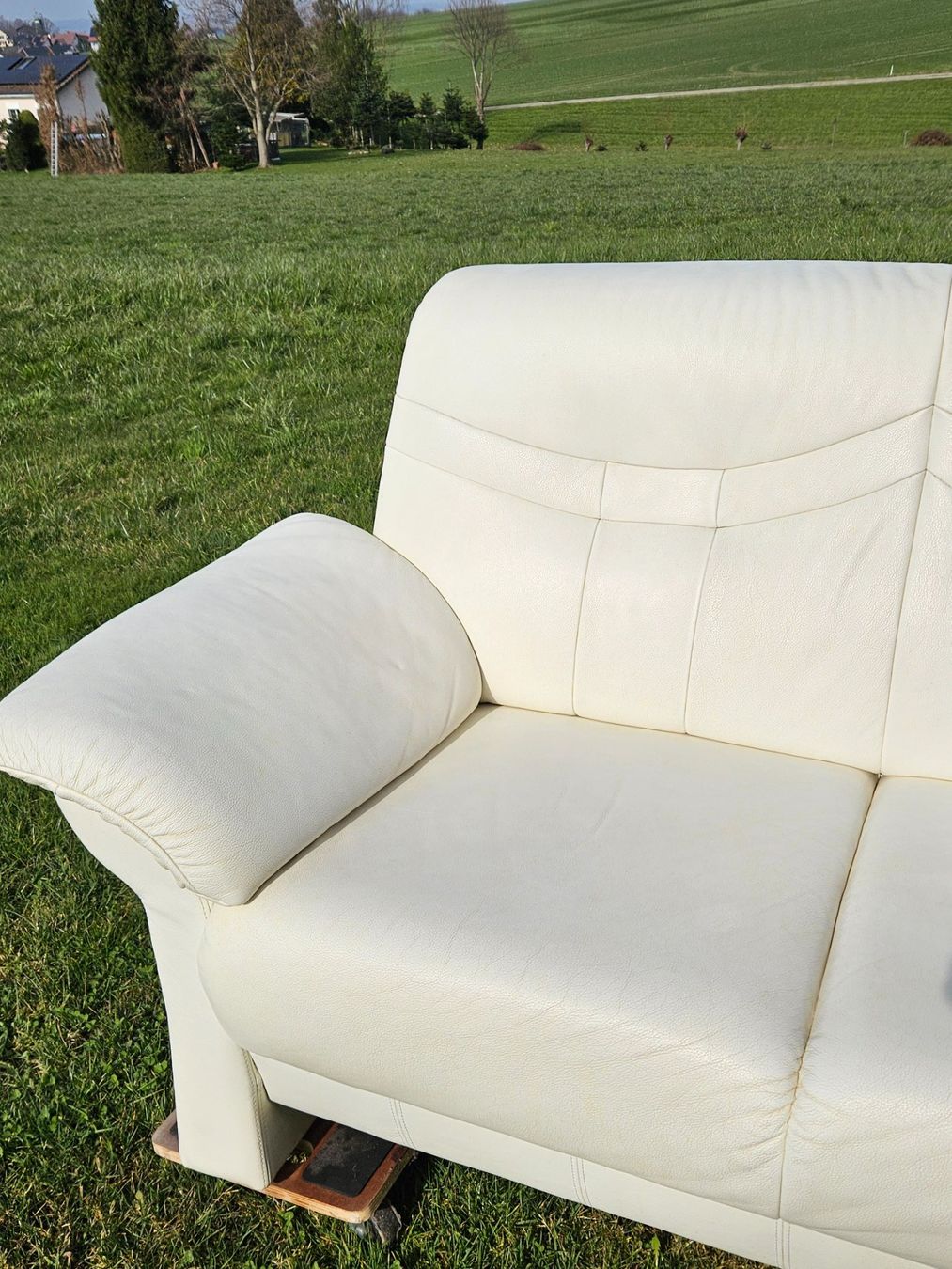 Sofas: Helles Ledersofa, 2-Sitzer – Gebraucht aus Wittenbach von anzo4 5