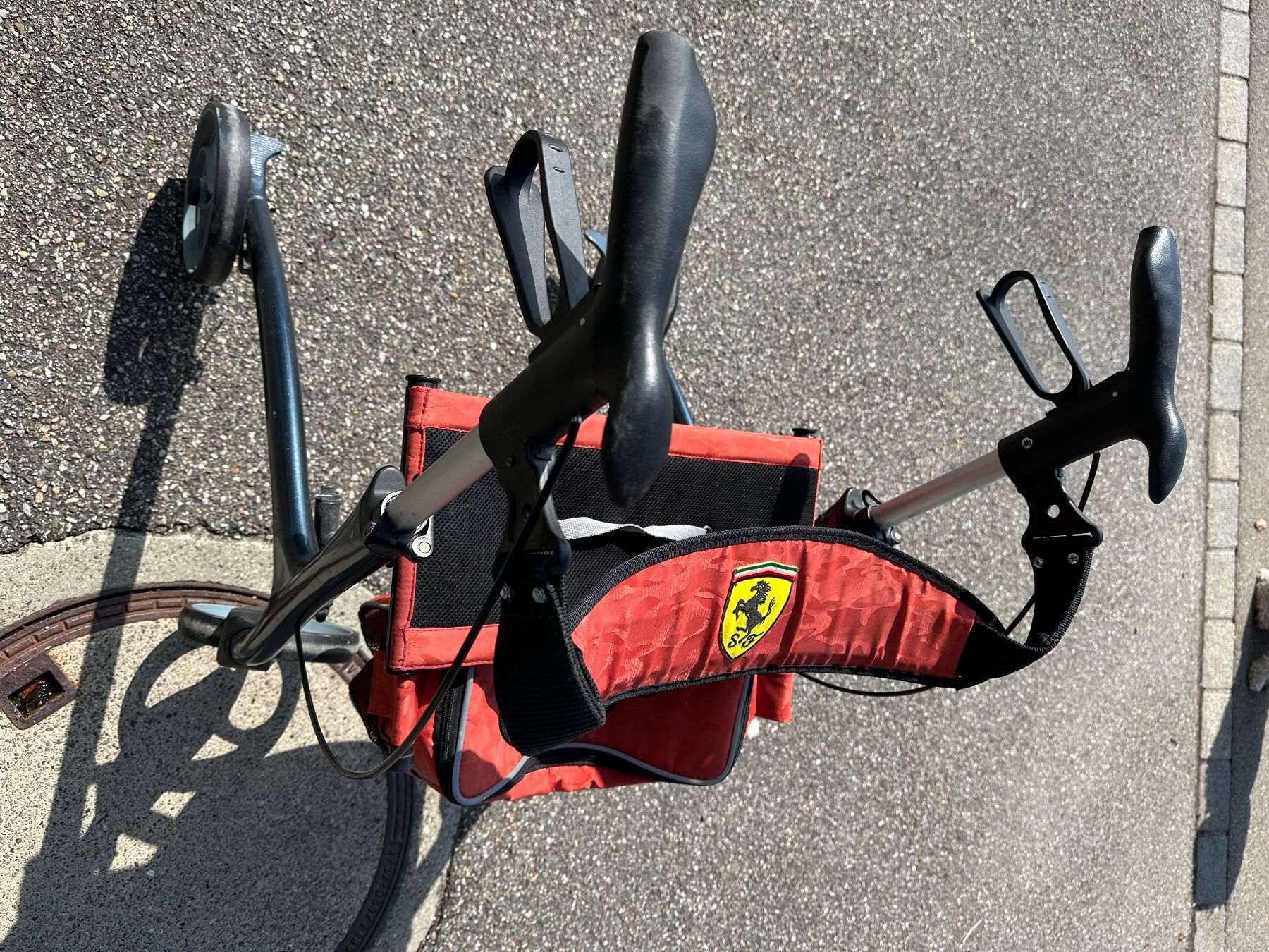Ausili per la deambulazione: Rollator mit Einkaufstasche und Sitzgelegenheit – Usato da Uitikon-Waldegg venduto da Zuegnis 1