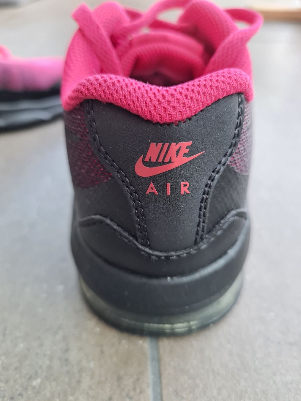 Nike Chaussures filles: Nike air gr.34, neuve – Neuf avec emballage d'origine à Peseux par Chrisha22 2