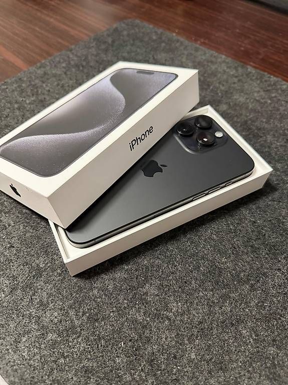 Telefoni cellulari / Smartphones: iPhone 15 Pro Max - Black Titanium - 256GB – Usato da Möhlin venduto da B0K1