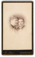 Fotografie H. Baer, Wädensweil, Zwei Fr