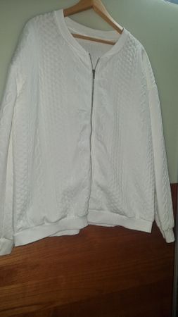 Weisse Strickjacke mit Reissverschluss, Grösse XxL