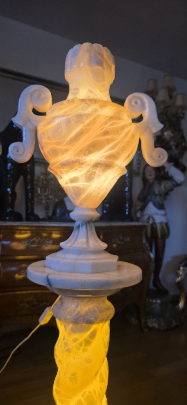 Lampade: Beleuchtete grosse Alabaster Säule mit Amphore – Usato da Kaufdorf venduto da Nati-Nati 4