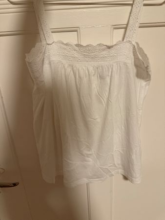 Luftiges, weisses, ärmelloses Top