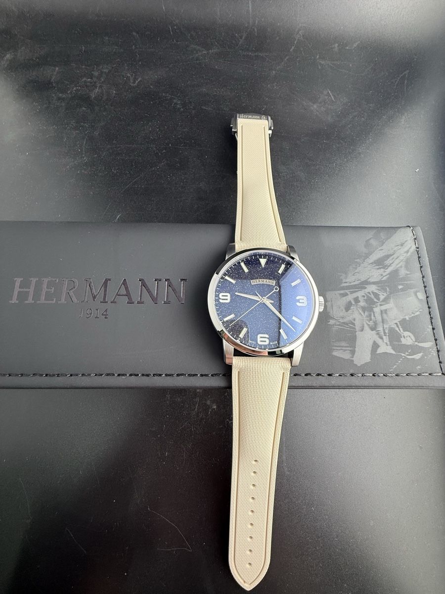 Hermann Genève Orologi: Hermann Genève Blue Automatic Swiss Made Neuf Full Set – Nuovo e nell'imballaggio originale da Neuchâtel venduto da TopChrono24 2