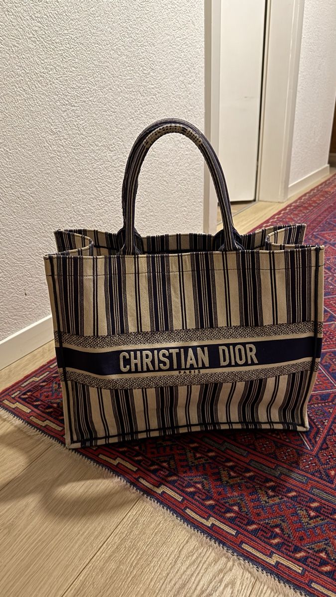 Dior Borse da donna: Christian Dior Book Tote Large – Usato da Neuchâtel venduto da ClosetSwap
