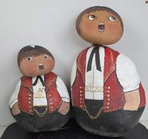 Handbemalte Steinfiguren – Appenzeller Tracht (Mann & Kind)