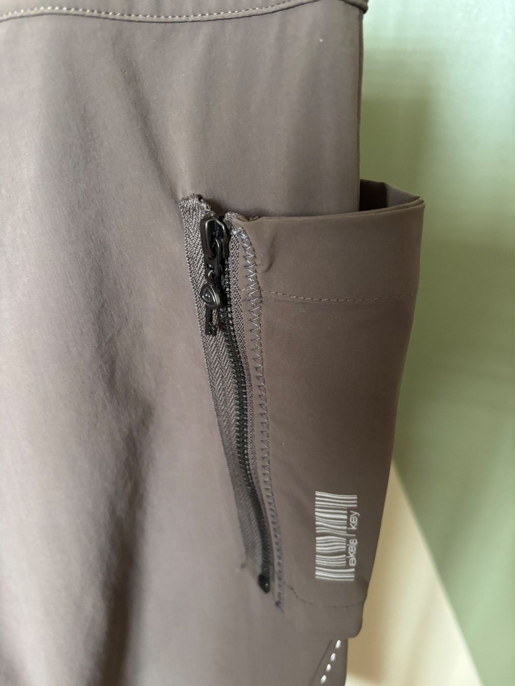 Pantaloni: Pantalon 3/4 neuf Akela – Usato da Murten venduto da Louis1954 2