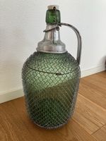 Antike Flasche mit Drahtgeflecht