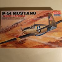 863 .. N.A. P-51 Mustang + Jeep m. Anhänger .. Academy 12401