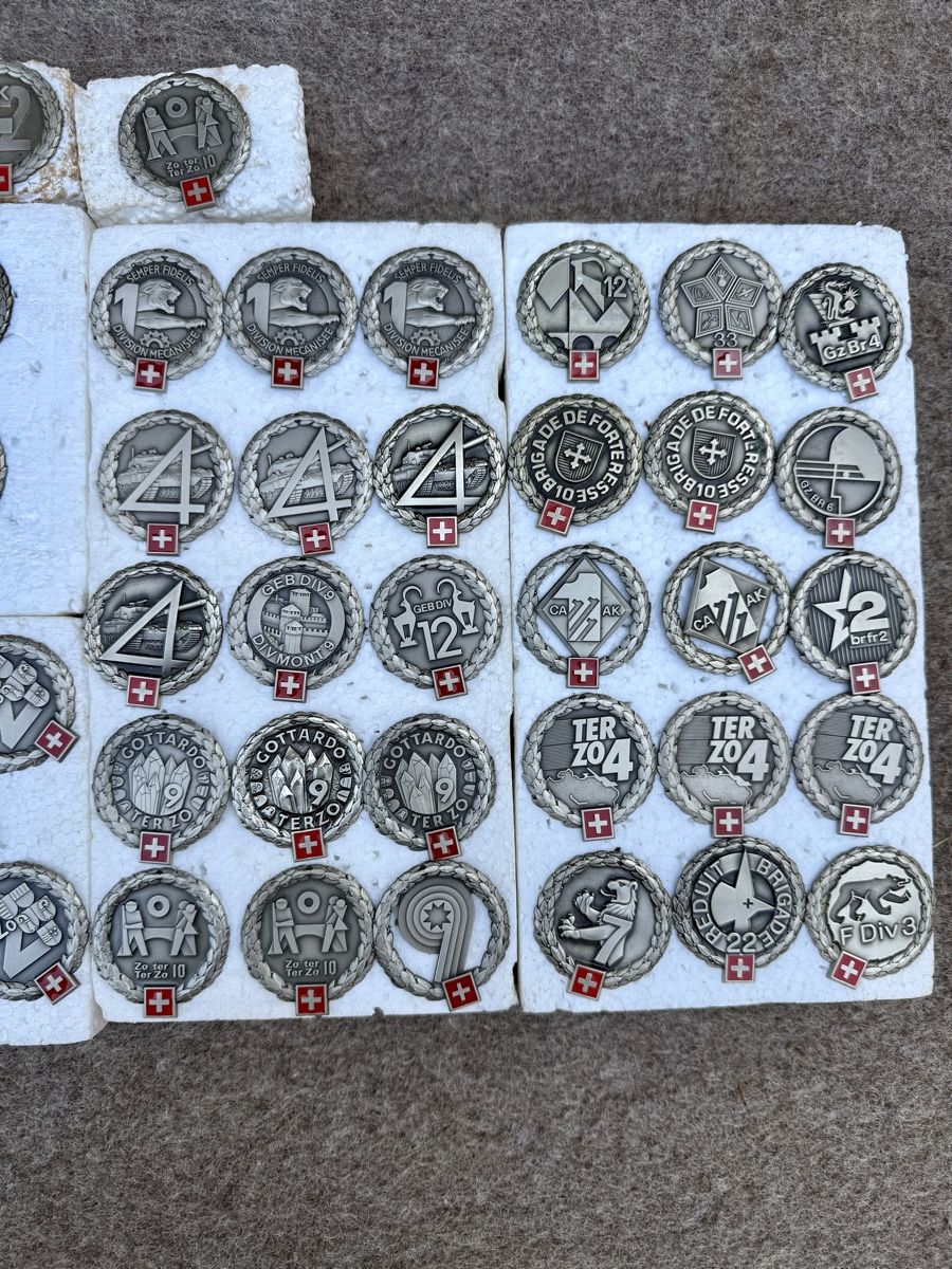 Schweizer Armee Uniformen: Lot 71 insignes béret - Armée Suisse  – Gebraucht aus Fribourg von Ardoffel 3