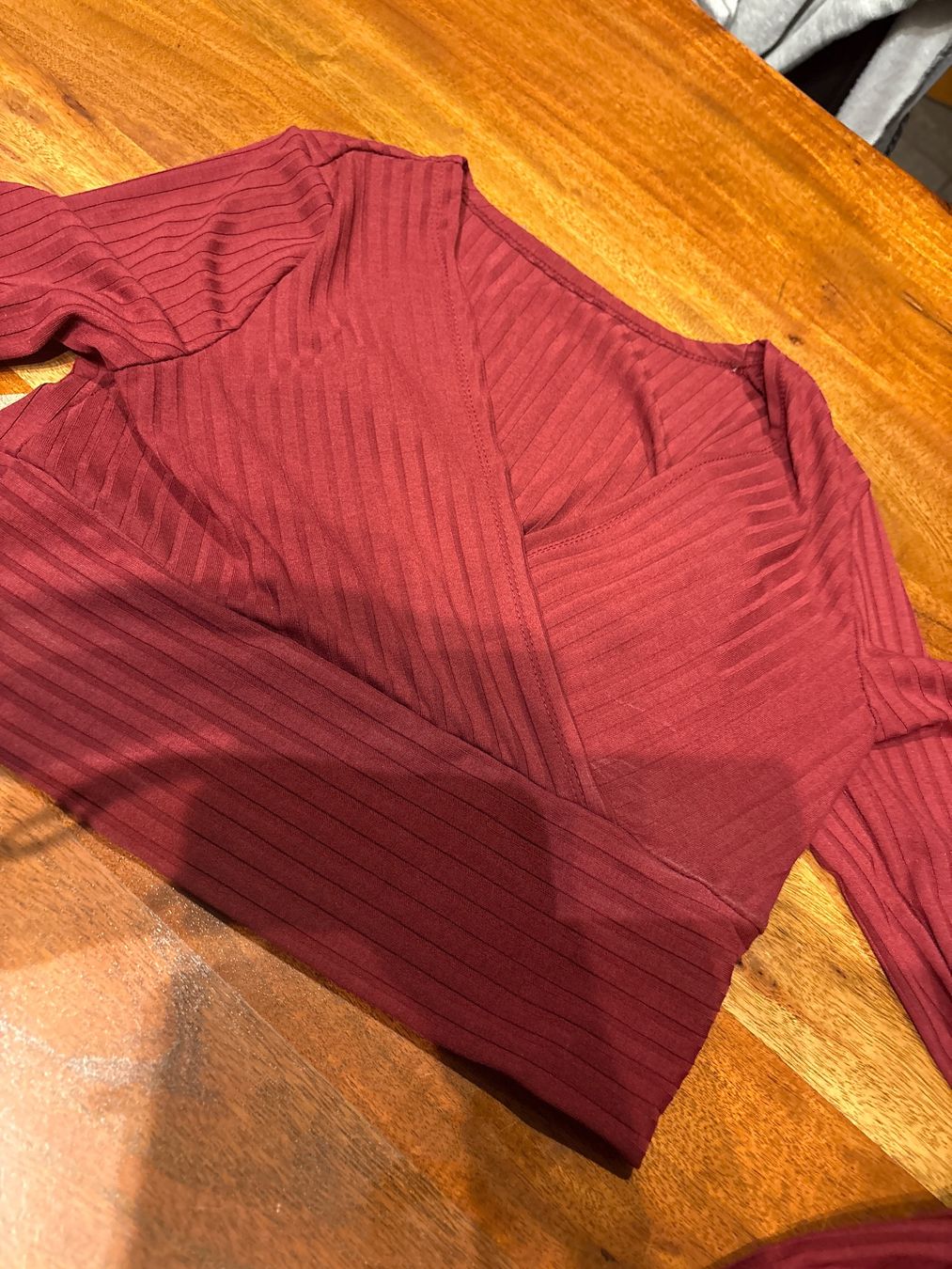 Pullover & Sweatshirts: Bordeaux rotes Herbst-Top, Grösse S – Gebraucht aus Andwil SG von schmei 1