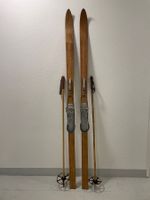 Ski (Nr. 38), Deko Holzski der 1950er Jahre mit Stöcken